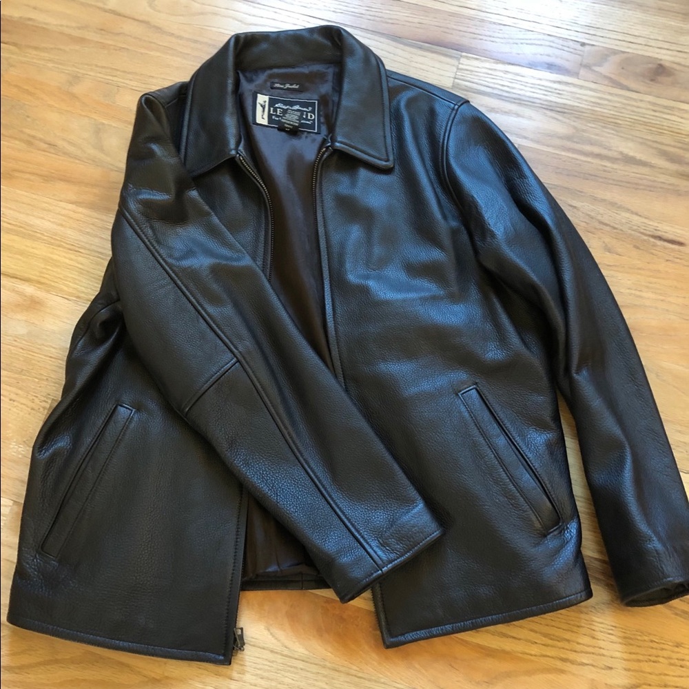 Men’s Eddie Bauer legends leather coat.